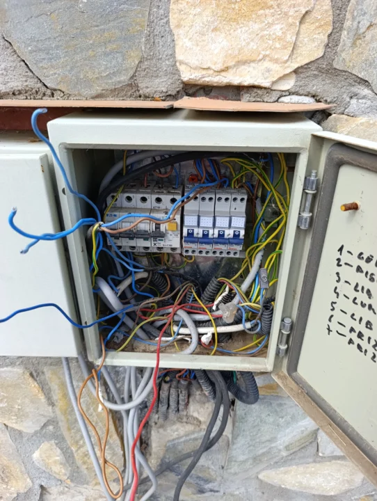 Tablou electric exterior neconform si periculos casa Cernica - Inainte de interventia Bluelectric