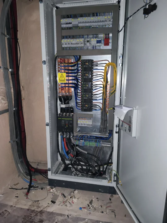 Tablou electric principal hotel Bucuresti echipamente de forta - Instalare Bluelectric