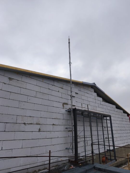 Montaj paratraznet activ PDA pe acoperis hotel Bucuresti - Siguranta Bluelectric