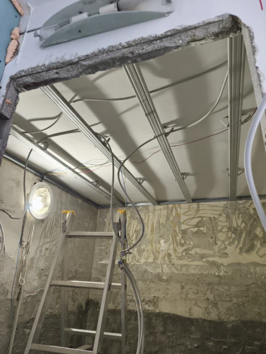 Cablare electrica structurata pe tavan in faza de renovare - Bluelectric