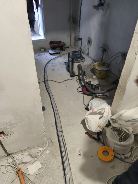 Executie instalatie electrica prin pardoseala pe santier - Bluelectric