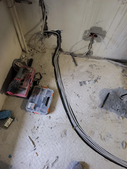 Executie instalatii electrice prin pardoseala pe santier constructii - Bluelectric