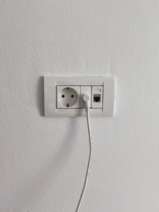 Montaj priza modulara alimentare si date internet - Servicii electrician Bluelectric