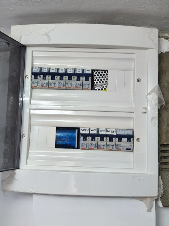 Tablou electric modern echipat cu sigurante automate si protectii - montaj Bluelectric în București