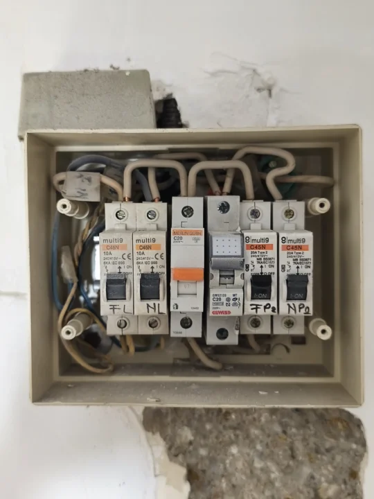 Tablou electric vechi refăcut de Bluelectric